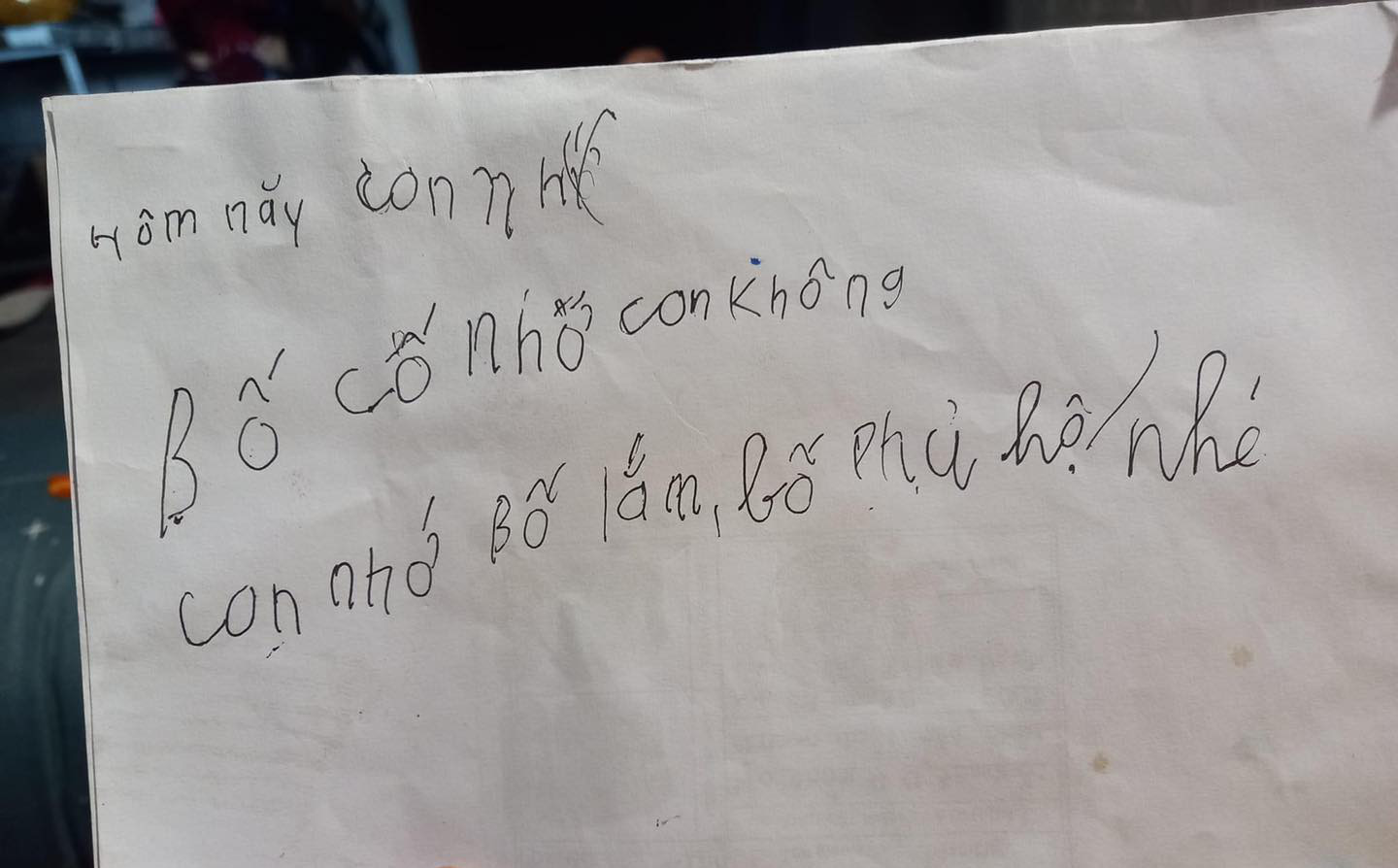 Dòng chữ nguệch ngoạc của đứa bé 6 tuổi gửi bố đã mất khiến ai nấy rơi nước mắt - Ảnh 1.