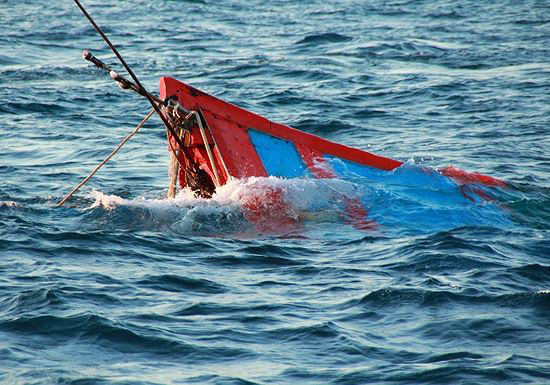Chìm tàu cá Nghệ An khiến 5 người mất tích

 - Ảnh 1.