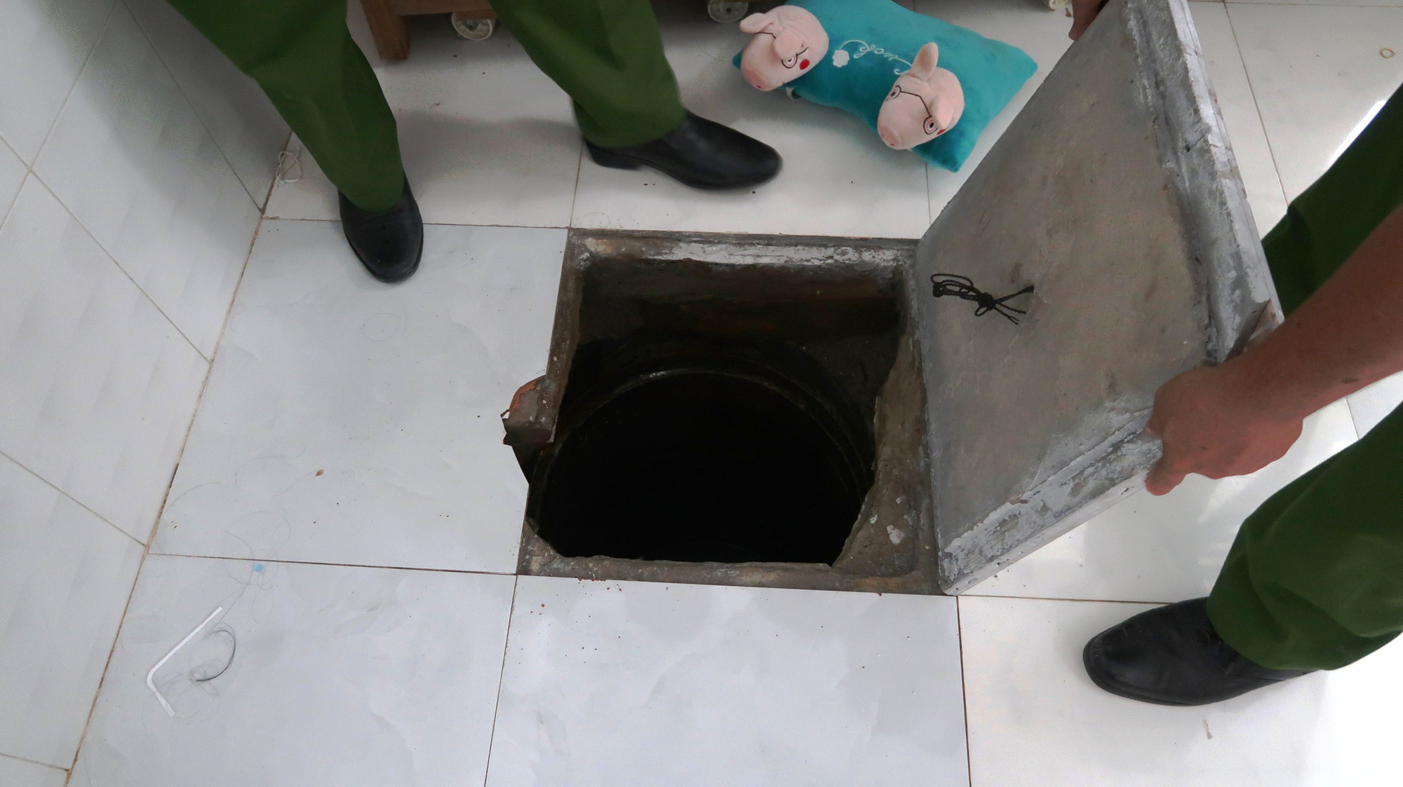 Đối tượng truy n&atilde; đ&agrave;o hầm ngay tại nh&agrave; để trốn  - Ảnh 1.