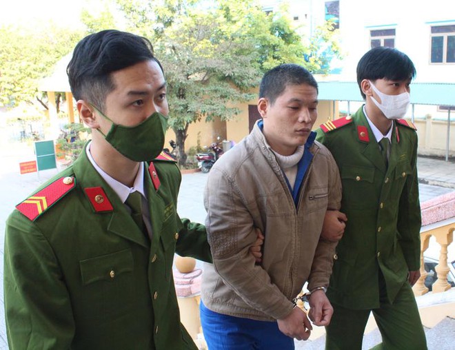 D&ugrave;ng c&agrave;o cỏ bổ tr&uacute;ng đầu h&agrave;ng x&oacute;m tử vong - Ảnh 1.