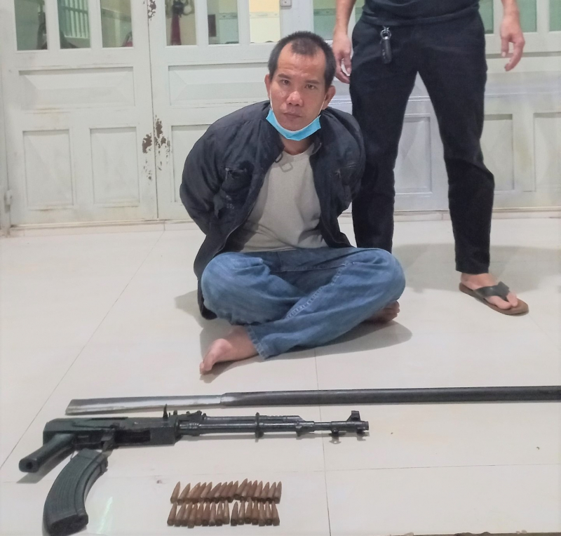 D&ugrave;ng s&uacute;ng, dọa giết cả nh&agrave; để đ&ograve;i vợ cũ quay lại - Ảnh 1.