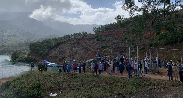 Lật thuyền khi v&agrave;o rừng lấy m&acirc;y, 2 người gặp nạn - Ảnh 1.