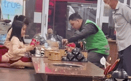 Ông bố gửi 2 con ở quán ăn rồi tranh thủ đi giao hàng, lời dặn dò khiến bàn bên nghẹn ngào - Ảnh 1.