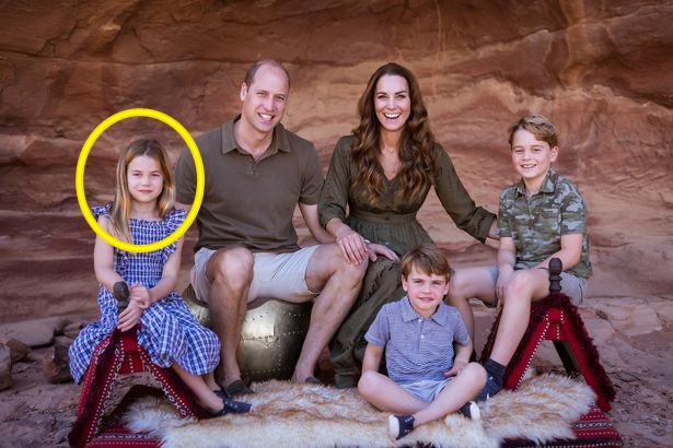 Gia đình Công nương Kate tung ảnh Giáng sinh đặc biệt chưa từng thấy, vẻ ngoài của Công chúa Charlotte gây ngỡ ngàng  - Ảnh 1.