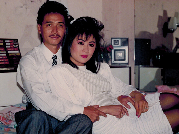 Ca sĩ Nguyễn Hưng tuổi 64 hạnh phúc bên vợ cựu vũ công - Ảnh 3.
