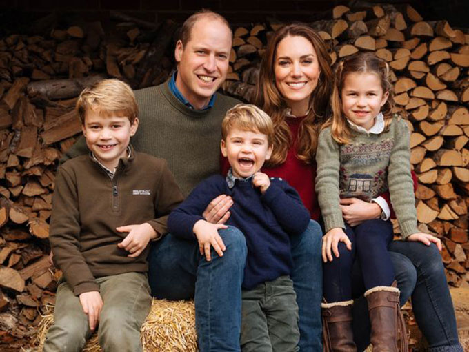 Gia đình Công nương Kate tung ảnh Giáng sinh đặc biệt chưa từng thấy, vẻ ngoài của Công chúa Charlotte gây ngỡ ngàng  - Ảnh 3.