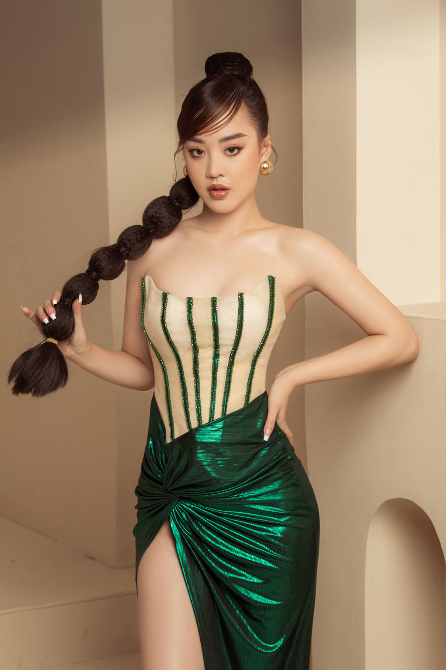 Cuộc sống hiện tại của người đẹp thi hoa hậu nhiều nhất Việt Nam - Ảnh 1.