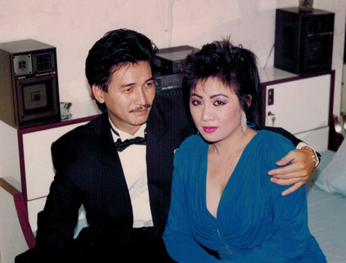 Ca sĩ Nguyễn Hưng tuổi 64 hạnh phúc bên vợ cựu vũ công - Ảnh 2.