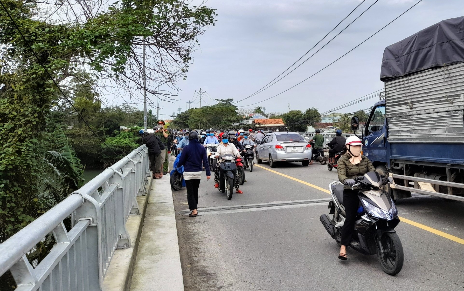 Thi thể nam công nhân 23 tuổi nổi trên sông Tam Kỳ - Ảnh 2. Thi thể nam công nhân 23 tuổi nổi trên sông Tam Kỳ - Ảnh 2.