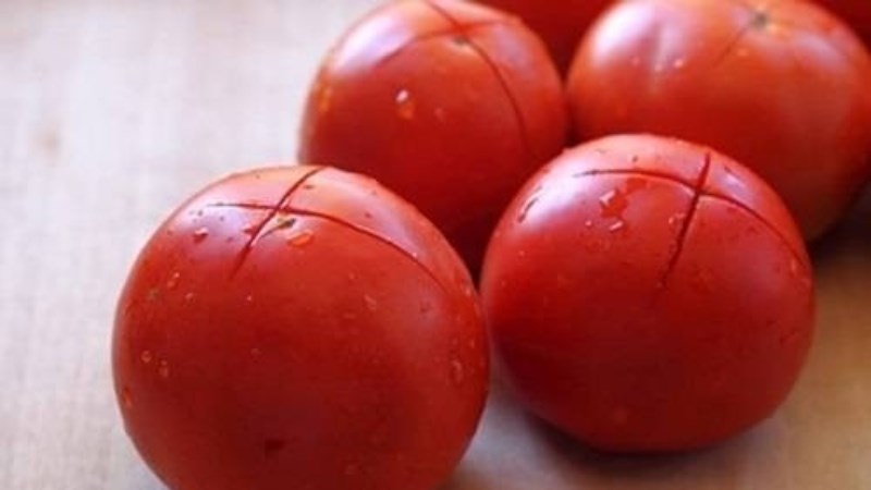 4 cách lột vỏ cà chua cực dễ dàng, nhanh mịn cho chị em nội trợ - Ảnh 2.