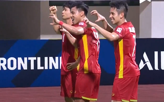 Thắng 'ngon lành' Malaysia với tỉ số 3-0, tuyển Việt Nam ăn mừng kiểu 'người sói'