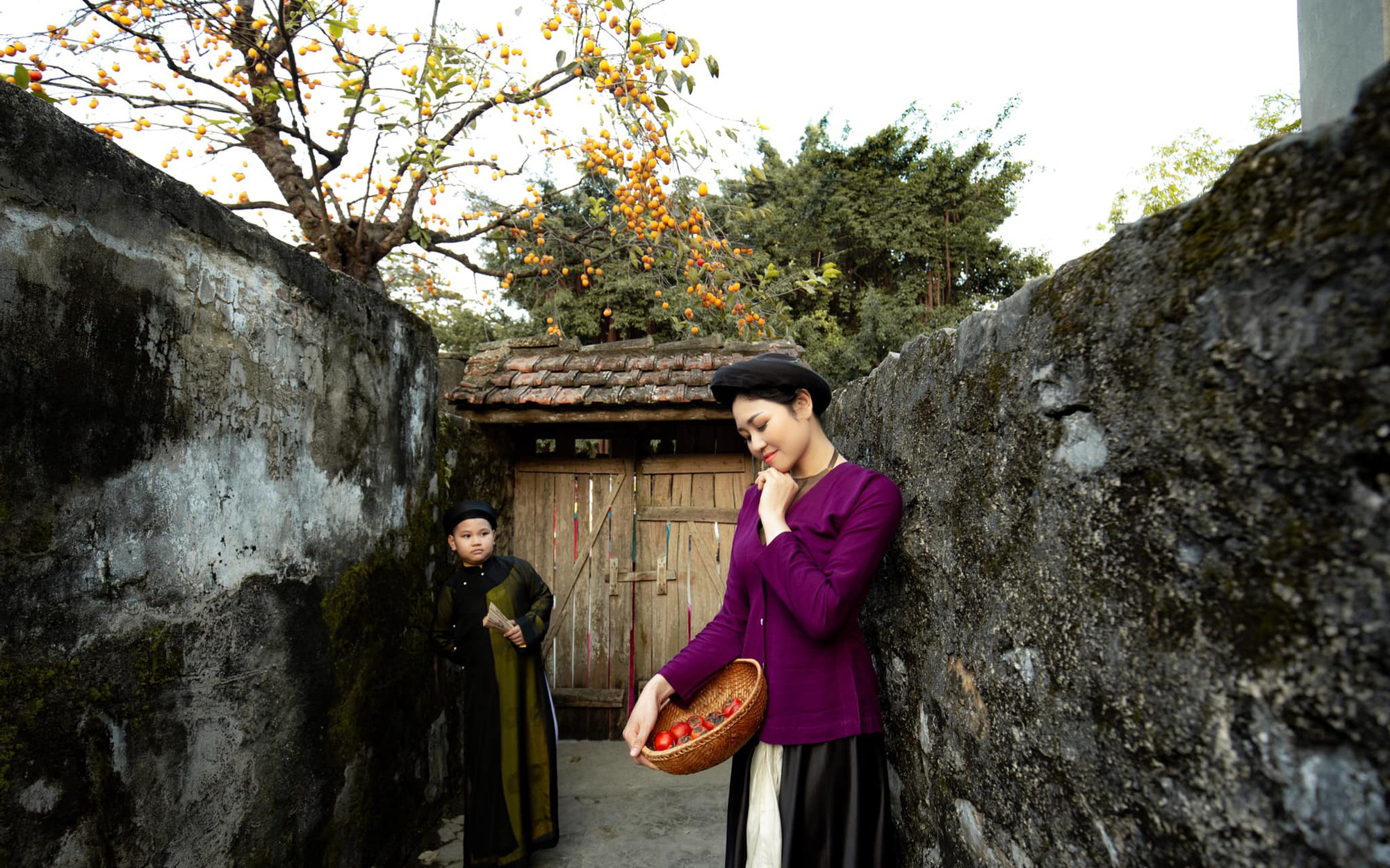 Bộ ảnh đẹp nhất từ trước đến nay bên cây hồng trăm tuổi ở Ninh Bình, xem xong nitizen khuyên đừng mặc hanbok Hàn Quốc nữa
