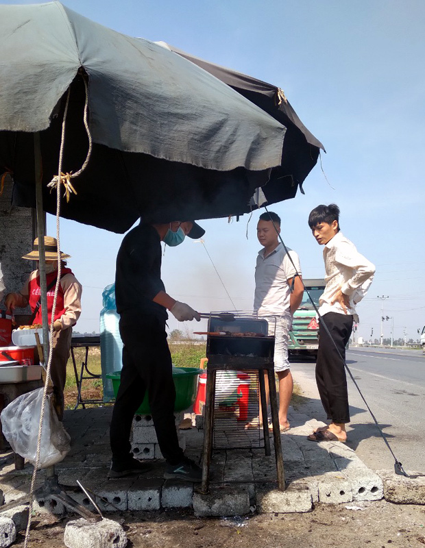 Mở quán cơm di động trên xe tải, vợ chồng trẻ bám quốc lộ kiếm sống - Ảnh 1. Mở quán cơm di động trên xe tải, vợ chồng trẻ bám quốc lộ kiếm sống - Ảnh 1.