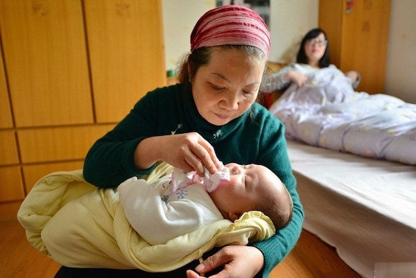 Thấy mẹ chồng không bao giờ ngồi ăn chung bàn, con dâu đòi ly hôn sau khi biết sự thật - Ảnh 3. Thấy mẹ chồng không bao giờ ngồi ăn chung bàn, con dâu đòi ly hôn sau khi biết sự thật - Ảnh 3.