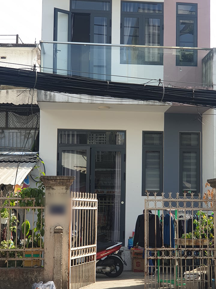 TP.HCM: Cô gái trẻ thoát y trên nóc nhà la hét, định nhảy xuống đất tự tử - Ảnh 2. TP.HCM: Cô gái trẻ thoát y trên nóc nhà la hét, định nhảy xuống đất tự tử - Ảnh 2.