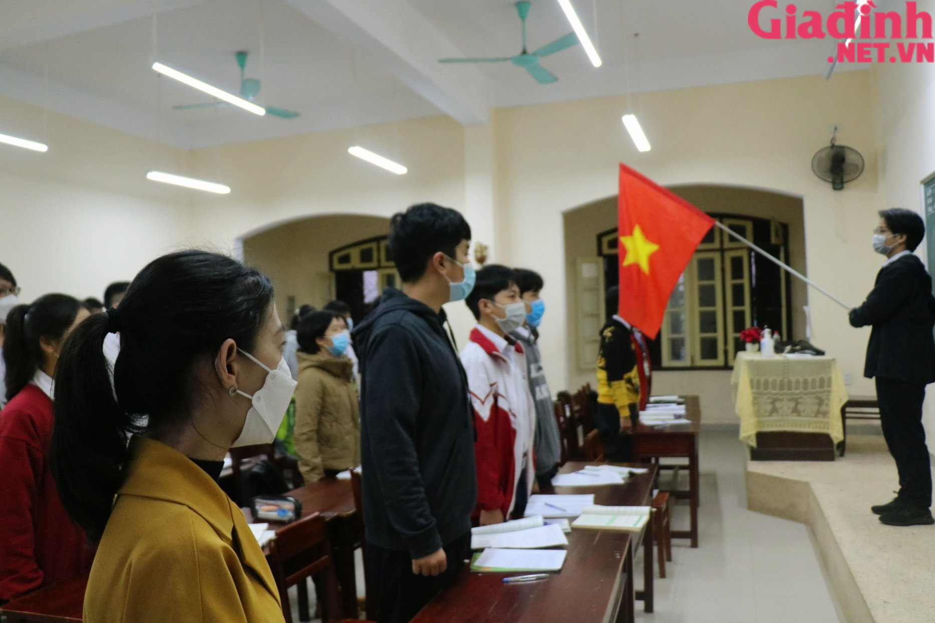 Học sinh THPT ở Huế quay lại trường sau thời gian học online do dịch COVID-19 - Ảnh 4.