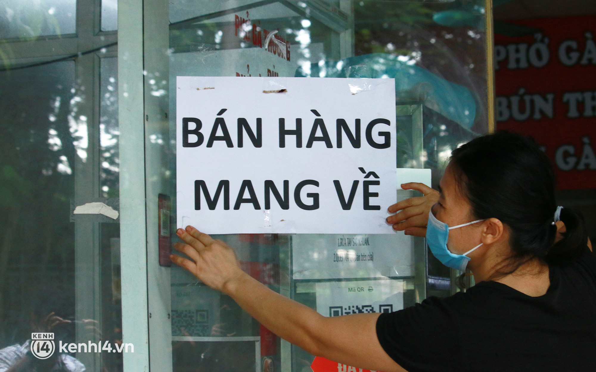 NÓNG: Quận trung tâm Hà Nội 'nguy cơ cao' dừng bán hàng ăn tại chỗ, vận động người dân không ra đường khi không cần thiết