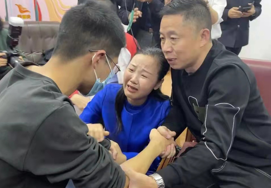Bố mẹ bán hết tài sản tìm con 14 năm, ngày gặp lại con nói câu bất ngờ - Ảnh 2.