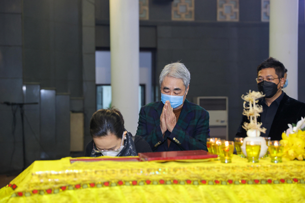 Vợ nhạc sĩ Phú Quang bật khóc không đứng vững trong lễ tang chồng - Ảnh 9.