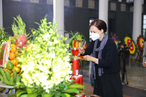 Vợ nhạc sĩ Phú Quang bật khóc không đứng vững trong lễ tang chồng - Ảnh 11.