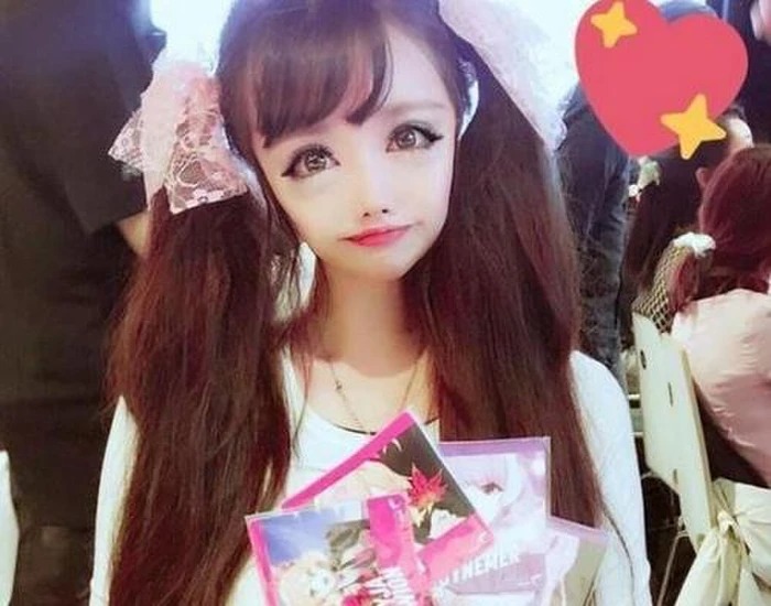 Real-life Anime Girl: Anastasiya Shpagina's Bizarre Make-up Tutorial