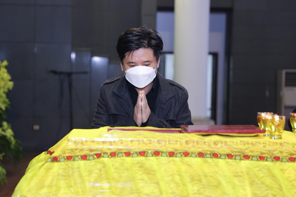Vợ nhạc sĩ Phú Quang bật khóc không đứng vững trong lễ tang chồng - Ảnh 13.