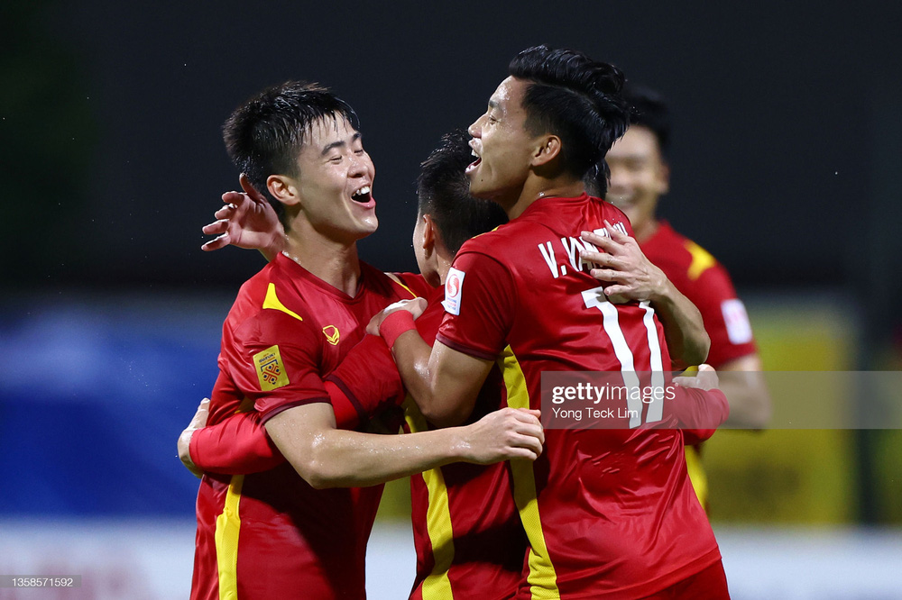&quot;Động thái lạ&quot; của Công Phượng, Quang Hải sau chiến thắng 3-0 trước Malaysia khiến người hâm mộ sửng sốt - Ảnh 2.