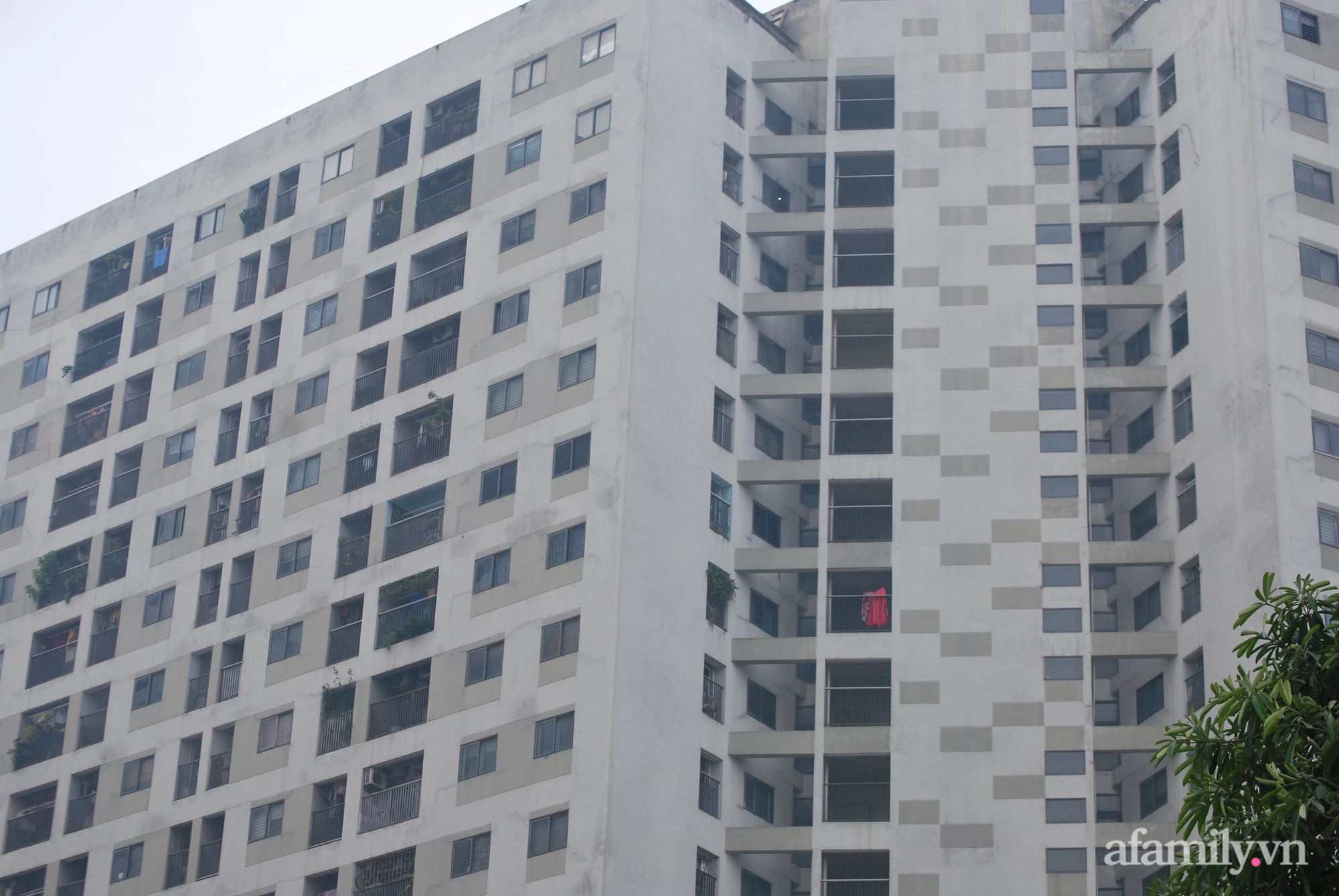 Hà Nội: Cháy máy giặt ở ban công chung cư nhiều căn hộ hoảng loạn - Ảnh 2.