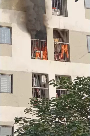 Hà Nội: Cháy máy giặt ở ban công chung cư nhiều căn hộ hoảng loạn - Ảnh 1.