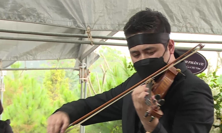 Bùi Công Duy chơi violin tiễn nhạc sĩ Phú Quang - Ảnh 4.