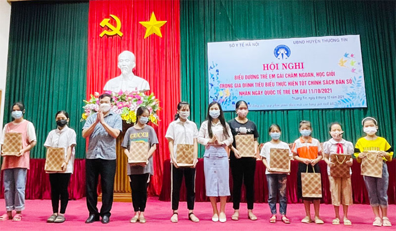 Thường Tín (Hà Nội) biểu dương 100 gia đình có con gái chăm ngoan, học giỏi - Ảnh 1.