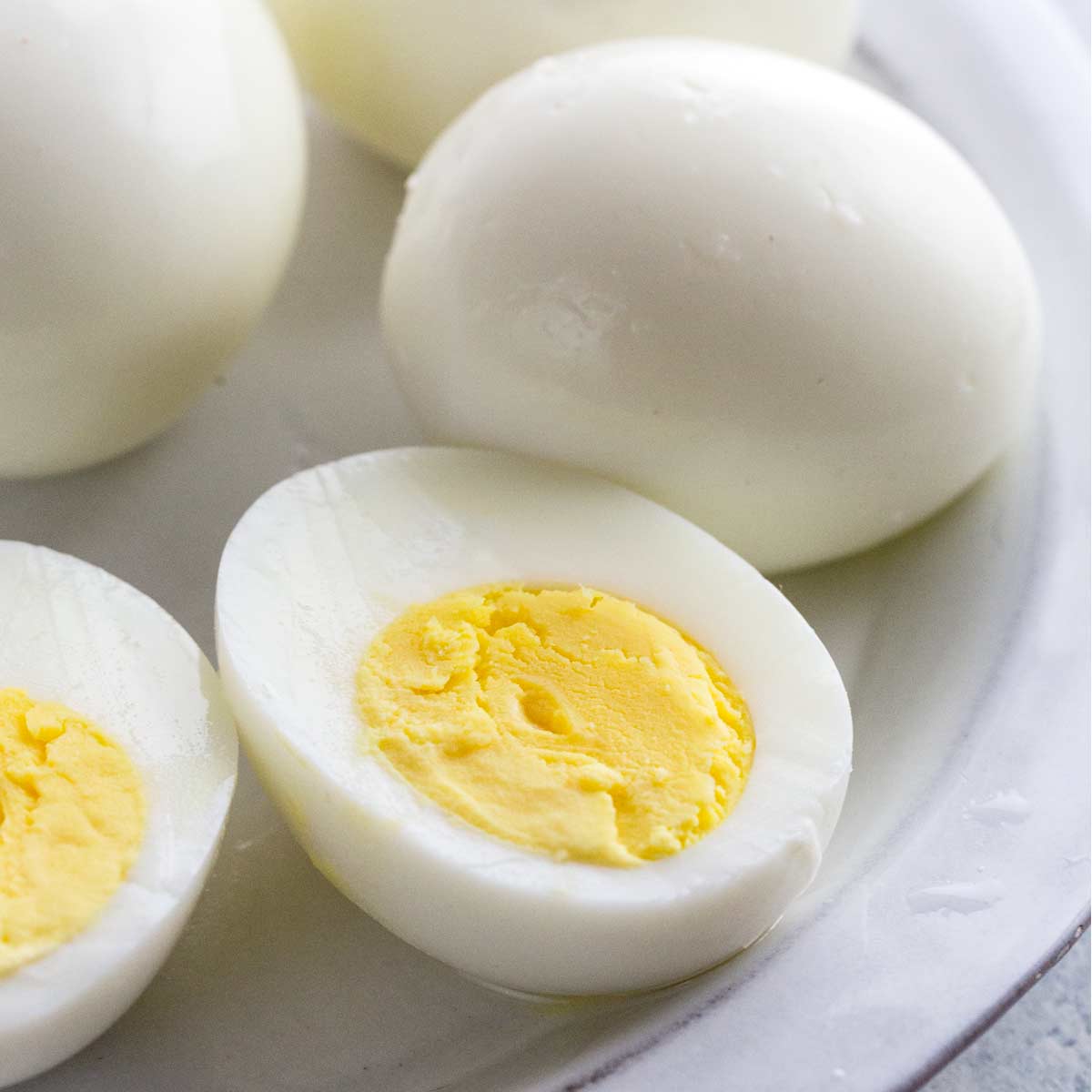 Luộc trứng, thêm vài giọt này vỏ tự động bong ra bất ngờ, trứng ngon mềm thơm - Ảnh 3.