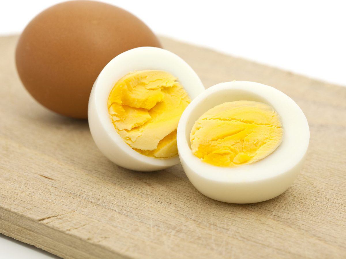 Luộc trứng, thêm vài giọt này vỏ tự động bong ra bất ngờ, trứng ngon mềm thơm - Ảnh 2.
