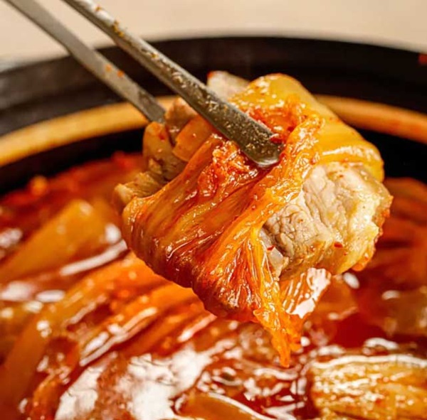 Mách chị em làm món thịt heo hầm kim chi thơm ngon, ăn cực tốn cơm trong ngày lạnh - Ảnh 10.