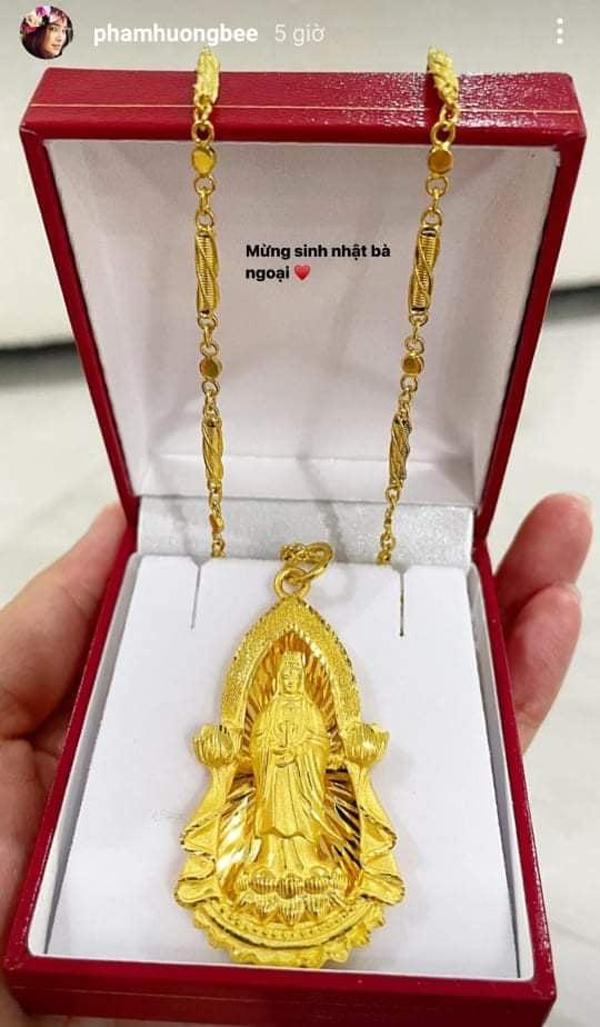Mẹ đẻ Hoa hậu Phạm Hương trên đất Mỹ: U60 trẻ đẹp, được con gái tặng dây chuyền vàng giá trị lớn - Ảnh 2.
