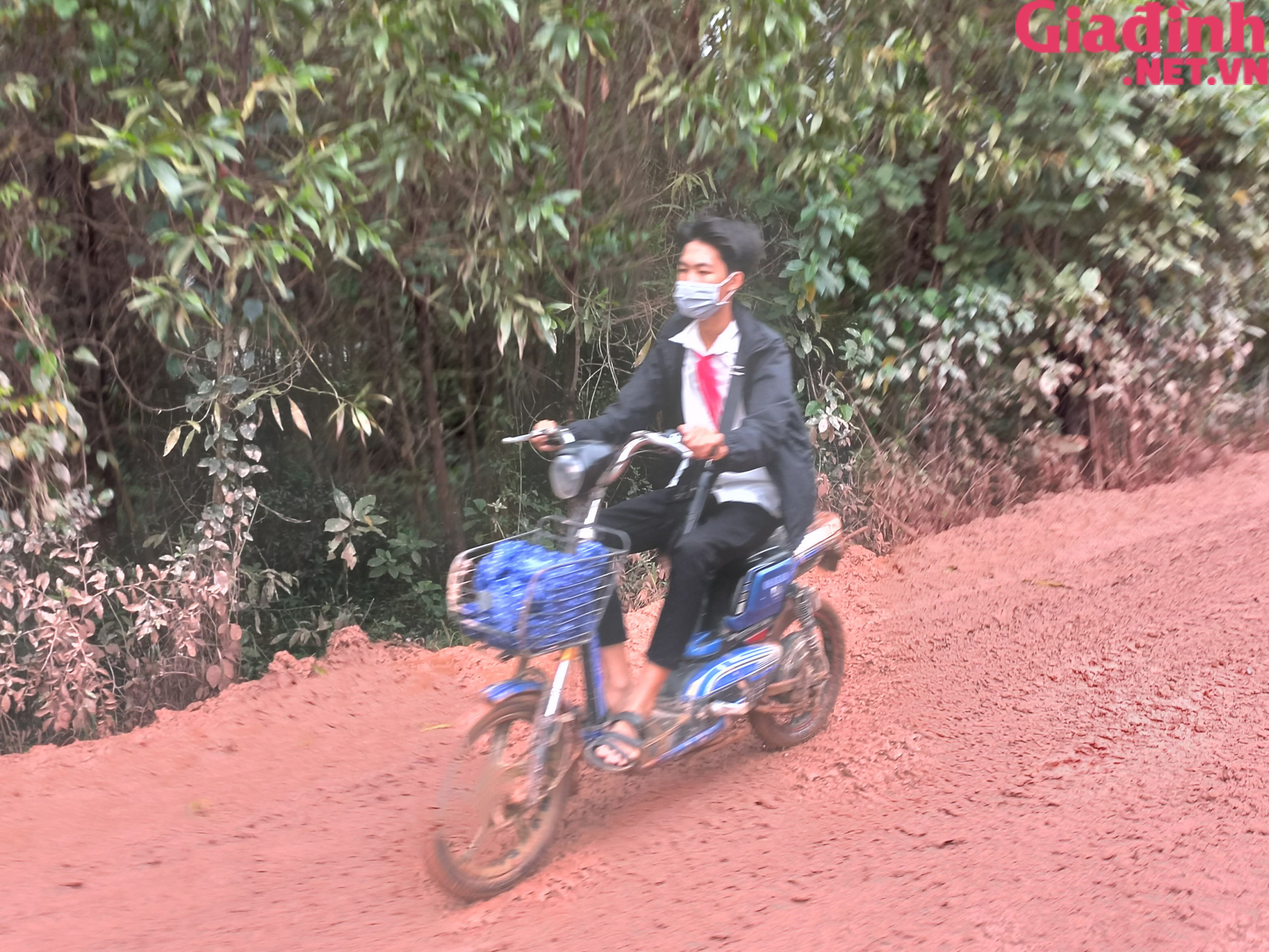 Thừa Thiên Huế: Người dân bức xúc khi phải đi trên con đường 'đau khổ' phủ đầy bùn đất  - Ảnh 5.
