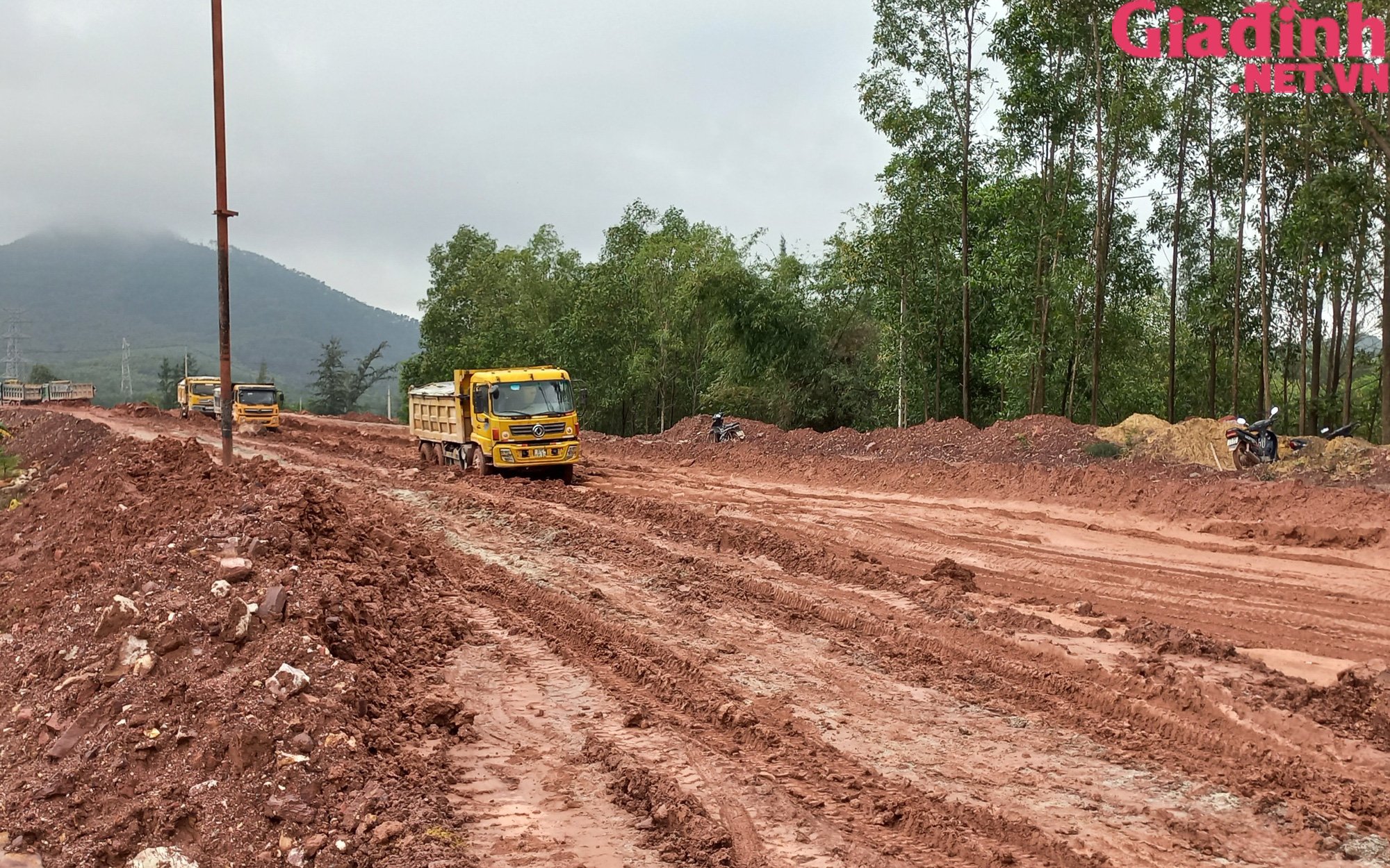 Thừa Thiên Huế: Người dân bức xúc khi phải đi trên con đường "đau khổ" phủ đầy bùn đất 