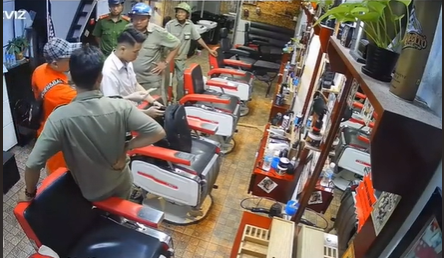 Thanh niên đi cắt tóc nhưng không trả tiền, đòi PR thuê bị chủ quán xử đẹp - Ảnh 2. Thanh niên đi cắt tóc nhưng không trả tiền, đòi PR thuê bị chủ quán xử đẹp - Ảnh 2.