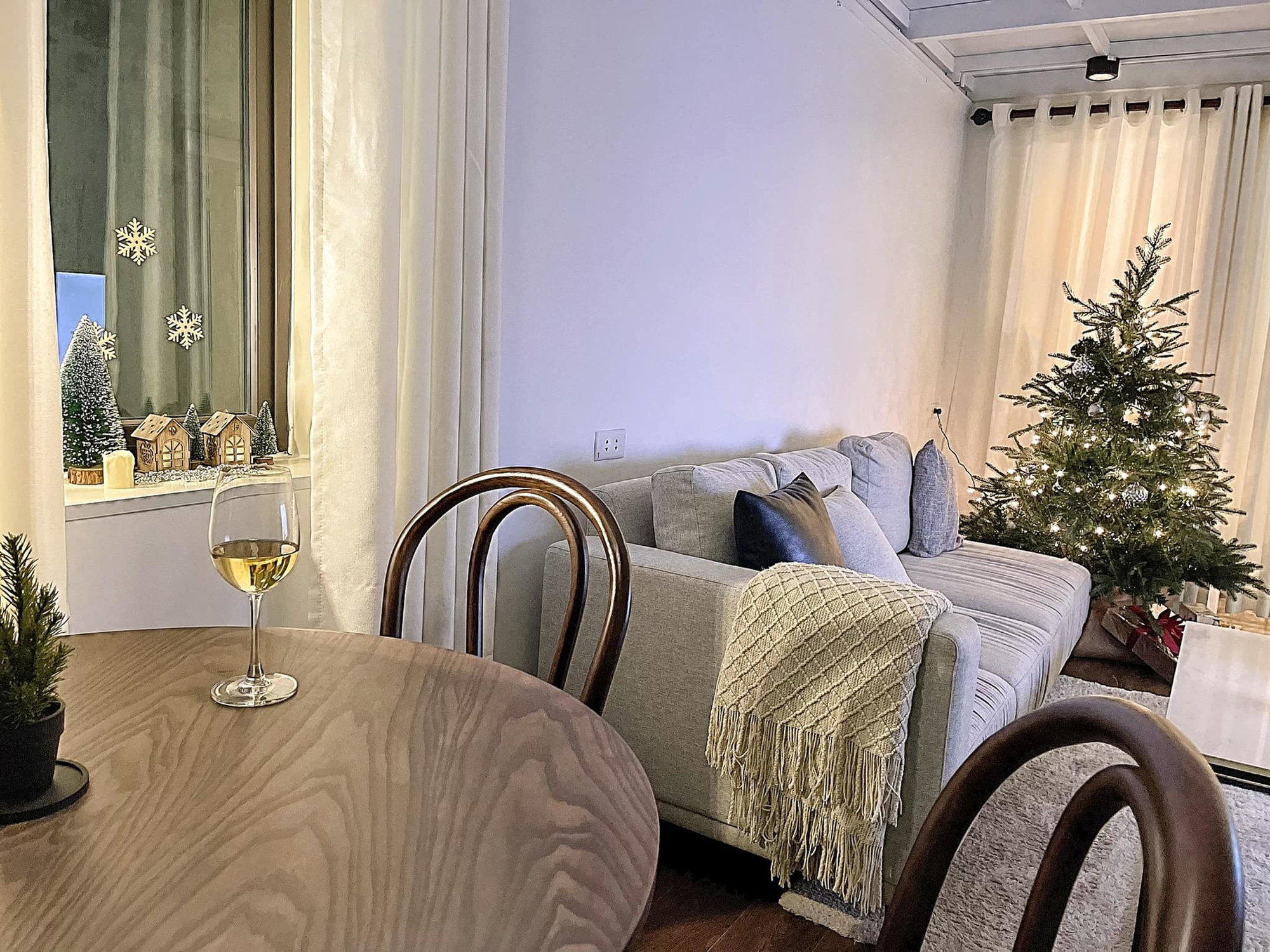 Trang trí nhà đón Giáng sinh đơn giản nhưng ấm cúng của bà mẹ một con Hải Phòng - Ảnh 12.