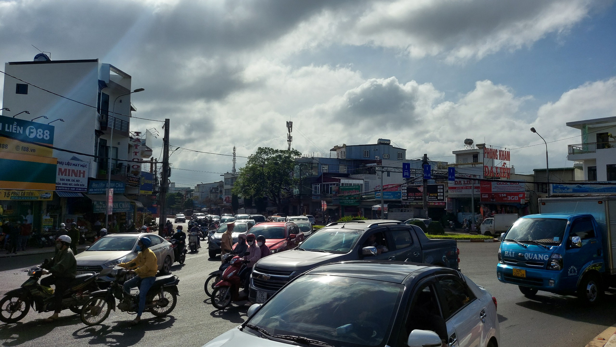 Xe m&aacute;y của 3 mẹ con gặp nạn, b&eacute; trai 7 tuổi thiệt mạng thương t&acirc;m - Ảnh 1.