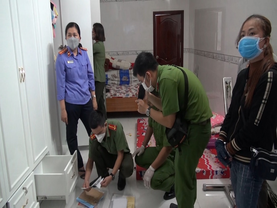 B&iacute; mật b&ecirc;n trong v&agrave; xung quanh căn nh&agrave; thu mua xo&agrave;i gắn nhiều camera - Ảnh 3.