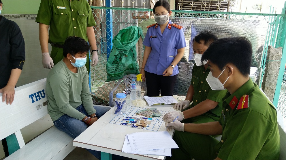 B&iacute; mật b&ecirc;n trong v&agrave; xung quanh căn nh&agrave; thu mua xo&agrave;i gắn nhiều camera - Ảnh 5.