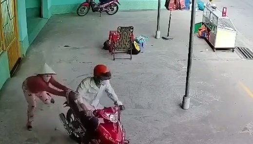 Người bán vé số mạo hiểm mạng sống giằng giữ xe, trộm tăng ga kéo lê 30m - Ảnh 1. Người bán vé số mạo hiểm mạng sống giằng giữ xe, trộm tăng ga kéo lê 30m - Ảnh 1.