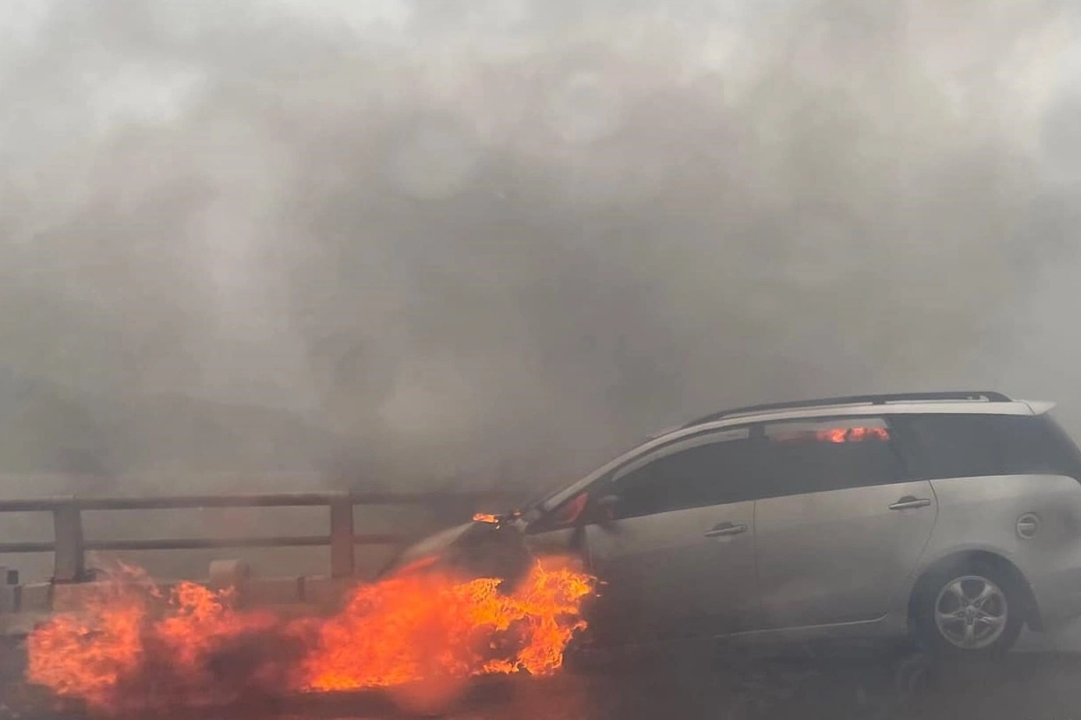 Xe ô tô 7 chỗ bốc cháy dữ dội trong ngày mưa bão - Ảnh 1.