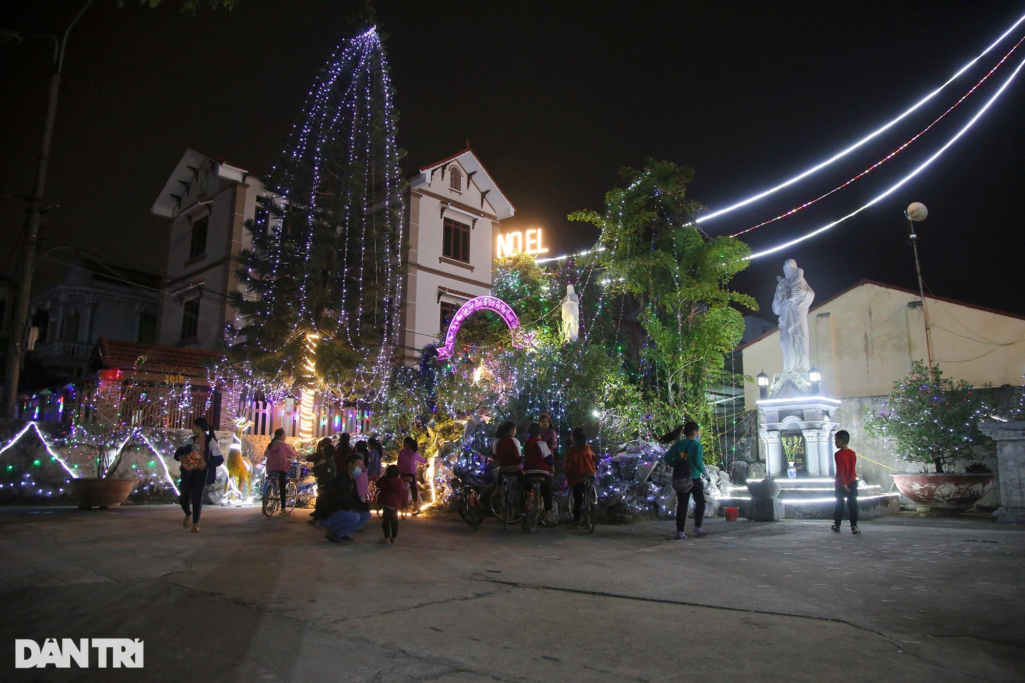 Ngôi làng hơn 100 năm tuổi ở Hà Nội lung linh như xứ sở thần tiên dịp Noel - Ảnh 3.