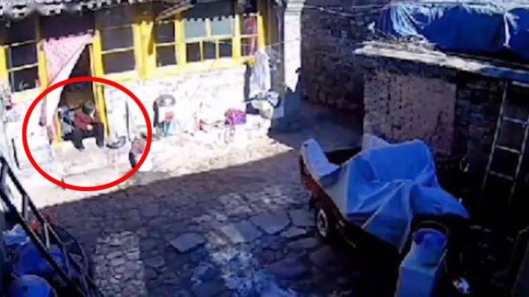 Mẹ ngồi khóc ngoài cửa 5 phút trước khi mất, con sững sờ khi xem camera