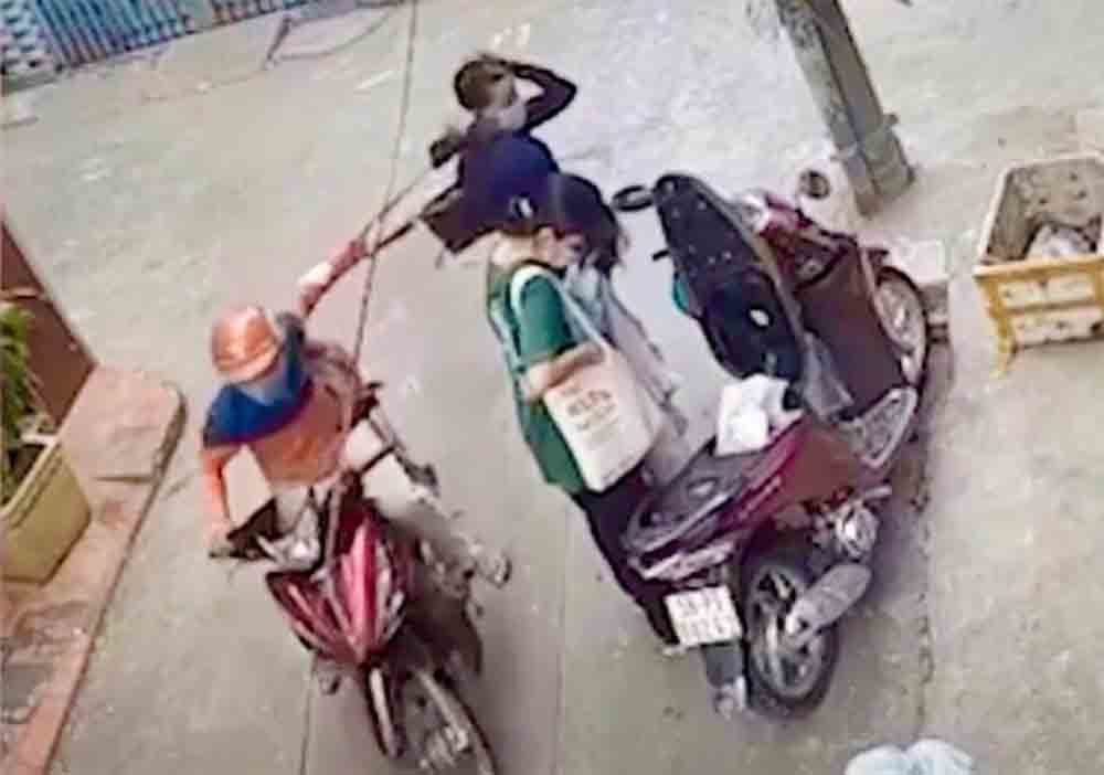 Bắt kẻ cướp giật túi xách khiến cô gái đập mặt xuống đường - Ảnh 1. Bắt kẻ cướp giật túi xách khiến cô gái đập mặt xuống đường - Ảnh 1.