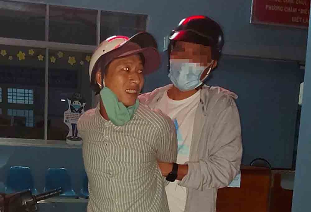 Bắt kẻ cướp giật túi xách khiến cô gái đập mặt xuống đường - Ảnh 2. Bắt kẻ cướp giật túi xách khiến cô gái đập mặt xuống đường - Ảnh 2.