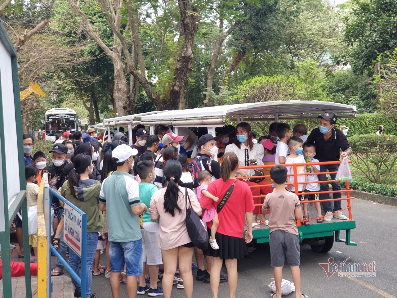 Thảo Cầm Viên Sài Gòn bất ngờ đón hàng nghìn khách vui chơi ngày cuối tuần - Ảnh 14.