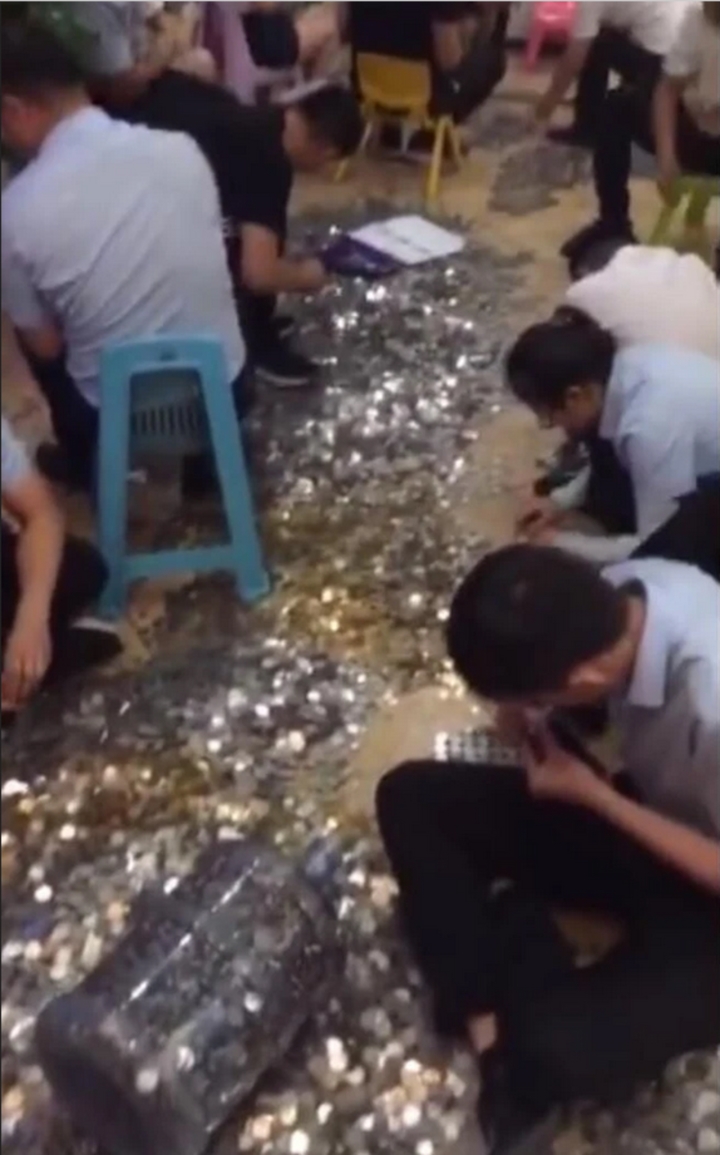 Thanh niên 'thồ' 20 bình tiền xu đi mua nhà, 26 nhân viên đếm mỏi tay suốt 4 giờ - Ảnh 3. Thanh niên 'thồ' 20 bình tiền xu đi mua nhà, 26 nhân viên đếm mỏi tay suốt 4 giờ - Ảnh 3.